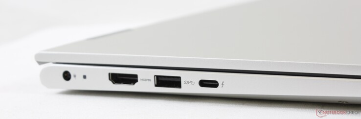 A sinistra: adattatore AC, HDMI 2.0, USB-A 3.2 Gen. 1, USB-C con Thunderbolt 4 + alimentazione e DisplayPort