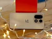 Il OnePlus 16 non verrà rilasciato a livello globale. Nella foto: il OnePlus 15 con le luci delle fate intorno. (Fonte: Notebookcheck)