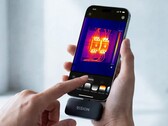 L'ultima termocamera di Rision utilizza la fotocamera dello smartphone per migliorare la qualità dell'immagine.