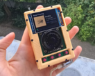 Il DAP basato su Raspberry Pi Zero con una batteria da 4.000 mAh (nella foto) dovrebbe funzionare per 10-14 ore con una singola carica. (Fonte immagine: u/Der6FingerJo via r/DigitalAudioPlayer)