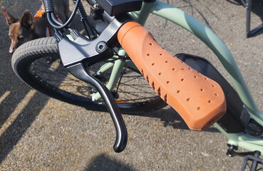 Design dell'impugnatura delle pinne sulla e-bike Touroll B2