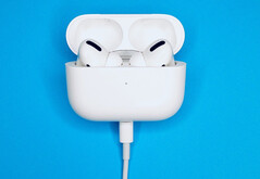 Gli AirPods Pro personalizzati saranno ordinabili prima che Apple elimini Lightning a favore di USB Type-C. (Fonte: John Smit)