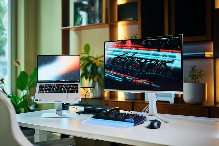 Configurazione completa della postazione di lavoro composta da un laptop ThinkPad X9 14 su un supporto, un’eGPU Aorus RTX 5060 Ti AI Box e un monitor esterno su cui è in esecuzione Cyberpunk 2077.