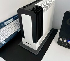 Il Monochrome 2 è un PC SFF senza ventole con AMD Ryzen AI Max+ 395. (Fonte: TheJiral via smallformfactor.net)