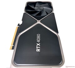 La RTX 4080 di GeForce è dotata di 9.728 core CUDA, un bus ampio 256 bit e 16 GB di VRAM. (Fonte: Notebookcheck)