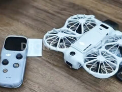 Il DJI Neo 3 accanto al suo radiocomando RC Mini, da destra a sinistra.
