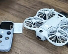 Il DJI Neo 3 accanto al suo radiocomando RC Mini, da destra a sinistra.