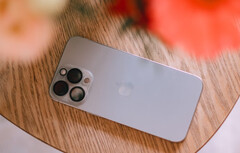 L'iPhone 15 Pro potrebbe risultare leggermente più lento in alcune attività dopo l'aggiornamento a iOS 18. (Fonte: Swello - Unsplash)