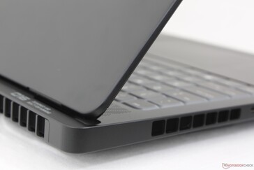 Le impronte digitali si accumulano rapidamente sulla superficie scura, ma sono facili da pulire