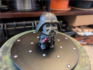 La figura di Darth Vader sul giradischi con i marcatori