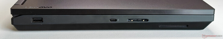 A sinistra: USB-A 3.2 Gen.2 (10 Gbit/s), USB-C 4.0 con Thunderbolt 4 (40 Gbit/s, DisplayPort 2.1, 180W Power Delivery), lettore di schede SD (SD Express 8.0)