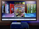  Una Xbox 360 blu moddata che esegue una dashboard homebrew personalizzata su un monitor, visualizzando il gioco "Conker: Live and Reloaded" insieme ad altri titoli Xbox ed emulatori. (Fonte immagine: Modern Vintage Gamer su YouTube)