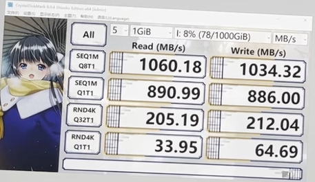 Risultati CrystalDiskMark 8 dal video live di Dockcase. I punteggi indicano che il contenitore supporta pienamente le velocità di USB 3.2 Gen 2. (Immagine via Dockcase)