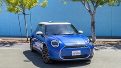 esterno della Mini Cooper elettrica 2024 (Fonte: CAR Magazine)