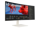 Il monitor UltraWide 38WR85QC-W può essere un monitor business, ma ha le credenziali anche per il gioco. (Fonte: LG)