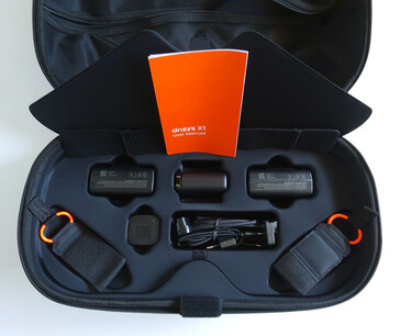 Contenitore di accessori sotto di lei. (Fonte: Notebookcheck)