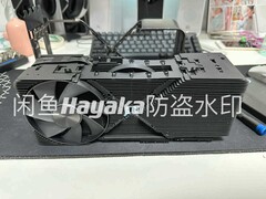 Il nuovo dissipatore quadruplo di NVIDIA e la sua terza ventola nascosta. (Fonte immagine: Goofish via @harukze5719)