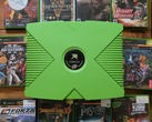 Una Xbox di colore verde con 10 titoli Xbox retrò raffigurati