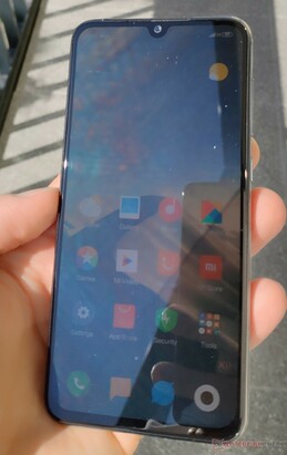 Utilizzo dello Xiaomi Mi 9 SE all'esterno sotto il sole