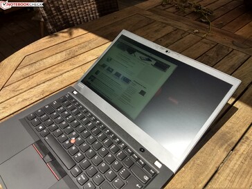 Utilizzo del ThinkPad T490 all'aperto al sole