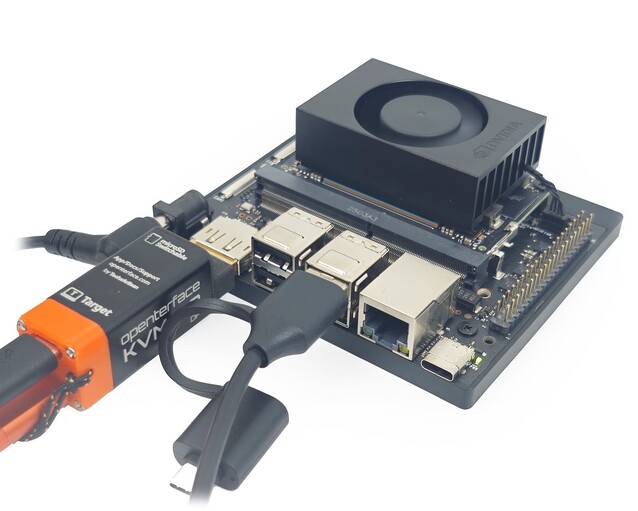 Tutto l'hardware si inserisce nel connettore del display, riducendo l'ingombro dei cavi. (Fonte immagine: Openterface via Crowdsupply)