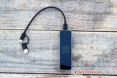 Anche il cavo combinato USB-C/Type-A incluso è ben fatto.