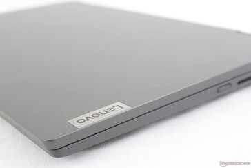 Il logo Lenovo impresso lungo l'angolo destro aggiunge un senso di professionalità come nella serie ThinkBook