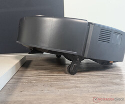 L'aspirapolvere robot si alza in piedi di fronte agli ostacoli