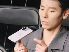 Un'altra fuga di notizie mostra il presunto retro ridisegnato del OnePlus 13T (Fonte immagine: 纵有西风起 su Weibo)