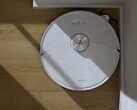 Il Roborock S8 Max V Ultra è dotato di un braccio robotico che esegue i suoi ordini. (Fonte: Roborock)