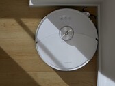 Il Roborock S8 Max V Ultra è dotato di un braccio robotico che esegue i suoi ordini. (Fonte: Roborock)