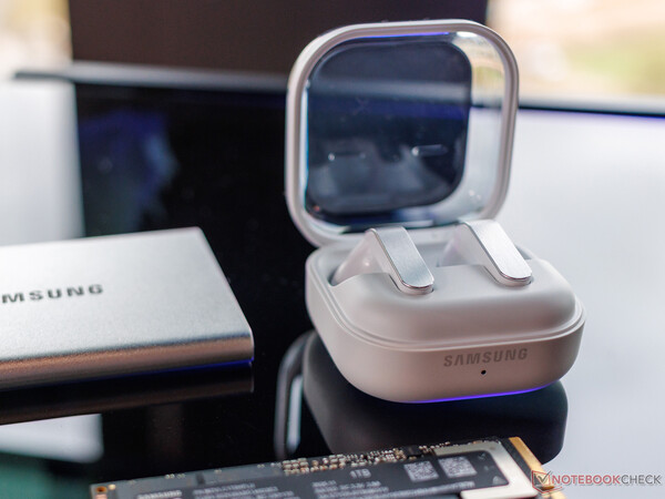 Le Galaxy Buds 4 hanno abbandonato gli steli angolari delle Galaxy Buds 3 per quelli piatti.