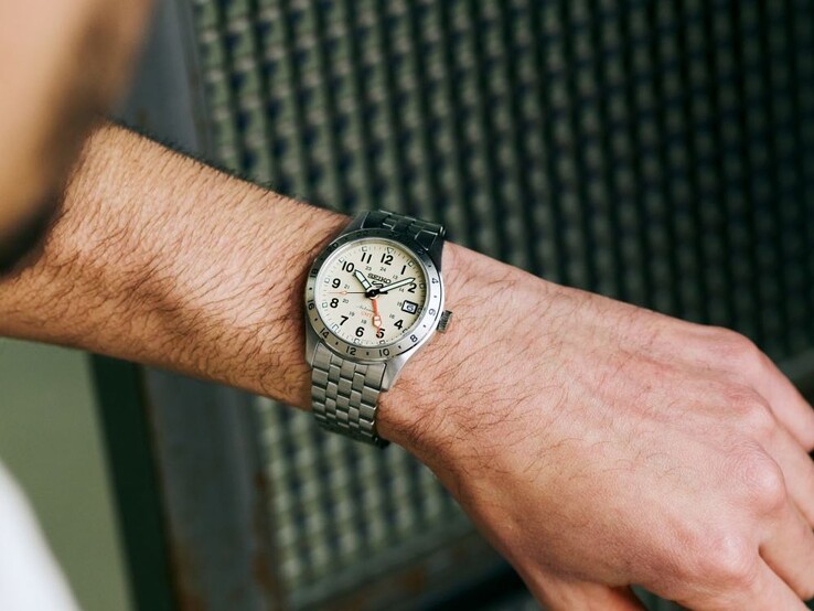 Una persona che indossa al polso un Seiko 5 Sports Field-HDB002 con quadrante beige.