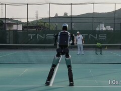 L'umanoide Ubtech Walker S2 gioca a tennis (Fonte: Ubtech Robotics su YouTube)