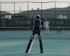 L'umanoide Ubtech Walker S2 gioca a tennis (Fonte: Ubtech Robotics su YouTube)
