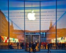Vista esterna di Apple Store con il logo e i clienti all'interno (Fonte immagine: Pixabay)