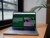 Computer portatile su una scrivania vicino a una finestra con il sito web di OpenAI ChatGPT aperto sullo schermo
