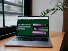 Computer portatile su una scrivania vicino a una finestra con il sito web di OpenAI ChatGPT aperto sullo schermo