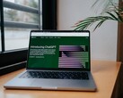 Computer portatile su una scrivania vicino a una finestra con il sito web di OpenAI ChatGPT aperto sullo schermo