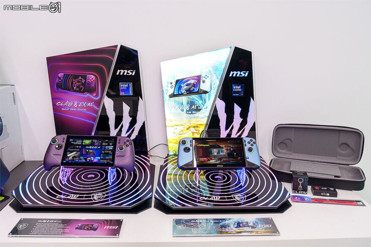 Il Claw 8 EX AI+ in mostra con l'edizione Claw 8 AI+ Glacier Blue.