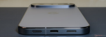 In basso: Altoparlante, USB 3.2 Type-C, microfono