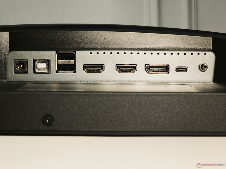 Da sinistra a destra: DC-in, USB Type-B upstream, 2x USB Type-A, 2x HDMI 2.1-out, 1x DisplayPort 1.4a-out, USB Type-C (con modalità DisplayPort Alt e 65 W Power Delivery), Uscita cuffie