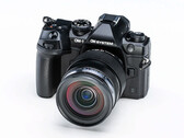 L'OM System OM-1 II mantiene in gran parte lo stesso fattore di forma compatto M43 del suo predecessore. (Fonte: OM System)