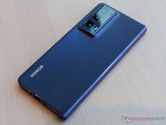 Honor vende il Magic V2 nelle opzioni di colore Phantom Purple e Midnight Black. (Fonte: Notebookcheck)