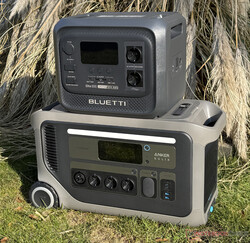 L'Anker Solix F3000 è significativamente più grande del Bluetti Elite 300, ma anche più potente.