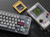 Il Qwertykeys QK65 MK3 presenta un design in stile retrò e un display integrato che supporta i mini giochi. (Fonte: Qwertykeys)