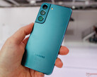 Il Galaxy S22 si basa su una batteria da 3.700 mAh, 300 mAh più piccola del suo predecessore. (Fonte: NotebookCheck)