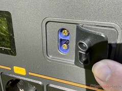 Porte per l'assistenza all'avviamento e per la batteria ausiliaria sotto il coperchio