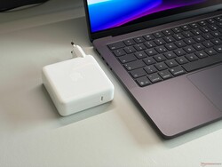 L'alimentatore da 96W è insufficiente e la batteria si scarica durante lo stress test o durante il gioco.