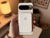 Un nuovo Pixel con un vecchio accessorio Apple. (Fonte immagine: @1PaulJ_ via X)